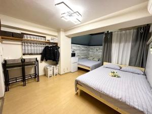 - une chambre avec un lit fleuri dans l'établissement C涉谷区域徒步到达西新宿五丁目8分钟乘地铁到达新宿4分钟最多5人c, à Tokyo