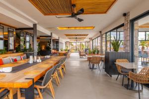 a restaurant with wooden tables and chairs at Ayvalık Sea Long in Ayvalık