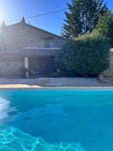 Swimmingpoolen hos eller tæt på La Maison des Curieux