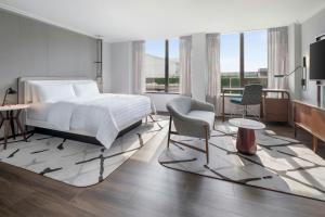 Postel nebo postele na pokoji v ubytování Le Meridien Washington, DC, The Madison