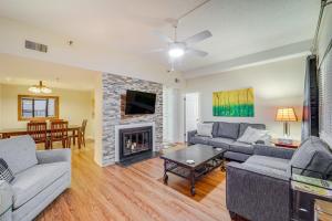 un soggiorno con due divani e un camino di 3 Mi to Ski Sugar Top Resort Condo with Indoor Pool a Sugar Mountain