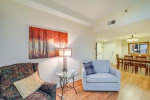 un soggiorno con un divano, una sedia e un tavolo di 3 Mi to Ski Sugar Top Resort Condo with Indoor Pool a Sugar Mountain