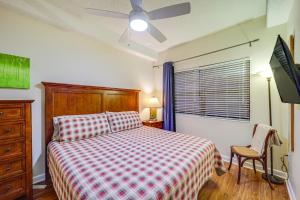 una camera da letto con un letto e un ventilatore a soffitto di 3 Mi to Ski Sugar Top Resort Condo with Indoor Pool a Sugar Mountain Altre 16 foto