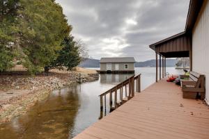 przystań z małym budynkiem na wodzie w obiekcie Lake Guntersville Getaway with Shared Boat Dock! w mieście Guntersville