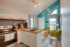 Η κουζίνα ή μικρή κουζίνα στο Shared Boat Dock Lake Guntersville Hideaway!