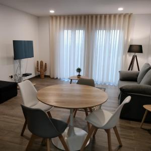 Una televisión o centro de entretenimiento en Gaveta Boémia Apart Covilhã