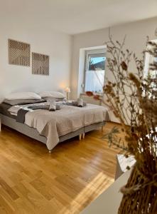 Postel nebo postele na pokoji v ubytování revLIVING Haus Clara am Berg mit kleinem Garten