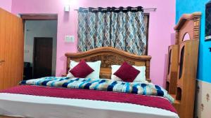 Rúm í herbergi á Premshi Guest House