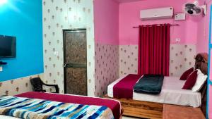 Rúm í herbergi á Premshi Guest House