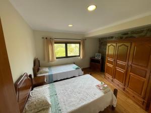 En eller flere senge i et værelse på Quinta do Eirô