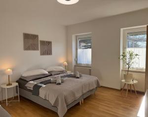 Postel nebo postele na pokoji v ubytování revLIVING Haus Clara am Berg mit kleinem Garten