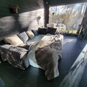 Un dormitorio con una cama grande y un sofá. en Lapland Villa Ulpukka, en Rovaniemi