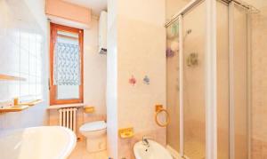 un bagno con doccia, WC e lavandino di La casa di Sara a Limone Piemonte
