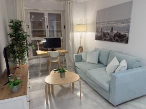 Televízia a/alebo spoločenská miestnosť v ubytovaní Apartamento catedral A