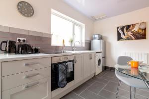 Kuchyň nebo kuchyňský kout v ubytování Watermead Apartment + 11 fotografií