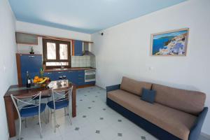sala de estar con sofá y mesa en Ilios Hotel & Villas, en Yénion