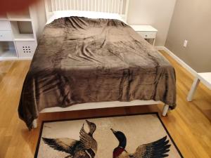 Gambar di galeri bagi Queen Bed with Work Station 1st Floor di Burlington