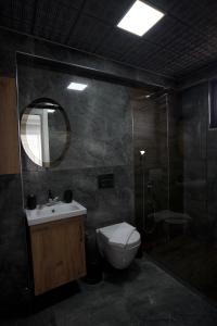 Un baño con inodoro, lavabo y ducha. en MSD Konakları, en Muğla 8 fotos más