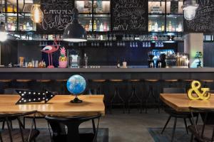 Minuman di Moxy Amsterdam Houthavens