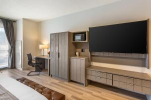 TV a/nebo společenská místnost v ubytování The Valor, Ascend Hotel Collection