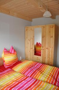 Enge-SandeにあるFrankenfriesenhausのベッドルーム1室(ベッド1台、木製キャビネット付)