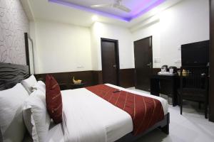 Postel nebo postele na pokoji v ubytování Hotel Hill Palace -Near Karol Bagh Metro Station