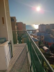 un balcón con vista al mar en Casa Giuseppe, en Génova