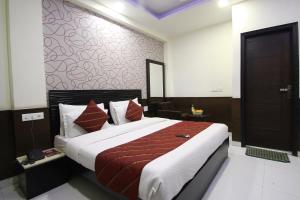 Postel nebo postele na pokoji v ubytování Hotel Hill Palace -Near Karol Bagh Metro Station