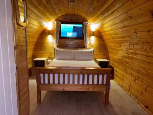 Posto letto in cabina di legno con finestra. di Emlagh, Self Catering Glamping Pods a Kilkee