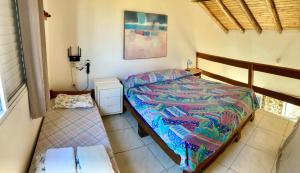 una camera da letto con un letto, un tavolo e una finestra di Villas da Jagua a Jaguaruna