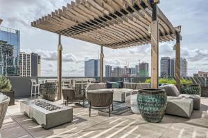 Un patio con un sofá y sillas en un tejado. en Blueground Downtown pool AC nr Capitol ATX-292, en Austin