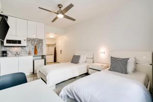 sypialnia z dwoma łóżkami i kuchnią z wentylatorem sufitowym w obiekcie Best location by the Beach ! Free WiFi - TV - All amenities w Miami Beach