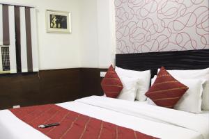 Postel nebo postele na pokoji v ubytování Hotel Hill Palace -Near Karol Bagh Metro Station