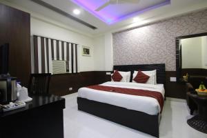 Postel nebo postele na pokoji v ubytování Hotel Hill Palace -Near Karol Bagh Metro Station