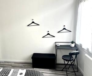 a white room with a desk and a chair at Appartement en centre ville in Montluçon