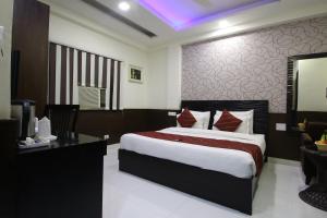 Postel nebo postele na pokoji v ubytování Hotel Hill Palace -Near Karol Bagh Metro Station