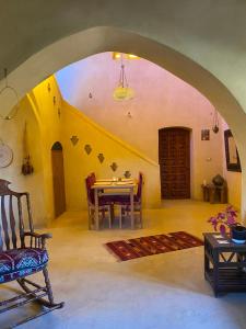 a dining room with a table and an archway at Beit Ain al Haya in Fayoum