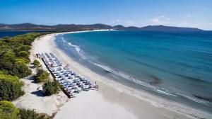 una vista aérea de una playa con un montón de sillas en Sardinia House Country, en SantʼAnna Arresi