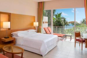 Postel nebo postele na pokoji v ubytování Sheraton Hua Hin Resort & Spa