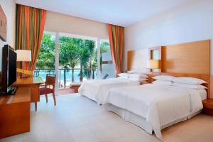 Postel nebo postele na pokoji v ubytování Sheraton Hua Hin Resort & Spa