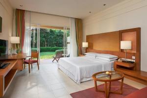 Postel nebo postele na pokoji v ubytování Sheraton Hua Hin Resort & Spa
