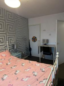 - une chambre avec un lit, un bureau et un clavier dans l'établissement Spare room available, female only!, à Walkden 4 autres photos