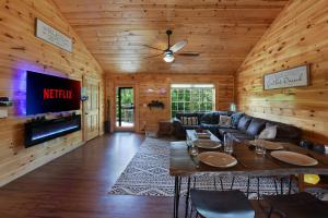 TV a/nebo společenská místnost v ubytování Enchanted Forest Cabin And Teepee! Lights & Laser Show! Private Hot Tub! Unique Stay!