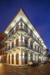 パナマシティにあるVillas La Fontana Amplias ApartaSuite-piscina 103の側面にバルコニーがある建物