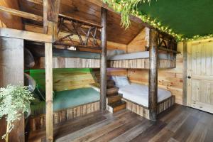 Postel nebo postele na pokoji v ubytování Walk To Parkway - Indoor Pool - Treehouse Loft PS5