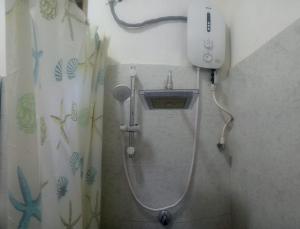 e bagno con doccia e tenda. di ALEXANDRA HOME for foreign tourists only a Gampola