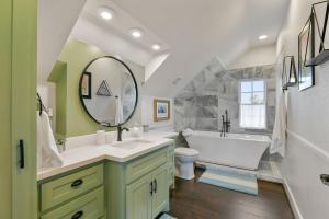 une salle de bain avec une baignoire, un lavabo et un miroir dans l'établissement Sun and Lake, à Dickinson 31 autres photos