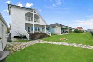 une maison avec une grande cour dotée d'une pelouse sidx sidx sidx dans l'établissement Sun and Lake, à Dickinson