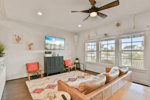 un salon avec un canapé et un ventilateur de plafond dans l'établissement Sun and Lake, à Dickinson