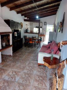 una sala de estar con un sofá y una mesa en Casa 2 Dorm Barra del Chuy Uruguay, en Barra del Chuy
